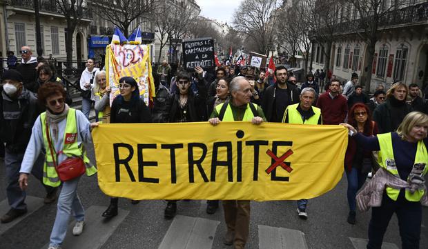 Los manifestantes participan en una marcha en Marsella, sur de Francia, el 18 de marzo de 2023 (Foto: Clement Mahoudeau / AFP)