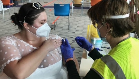 Tras cancelarse la recepción de su boda, una mujer usó su vestido de novia para vacunarse contra el COVI-19. (Foto: @umms / Twitter)