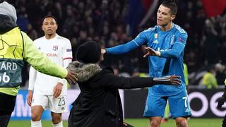 Lo que no se vio del Juventus vs. Lyon: Cristiano Ronaldo empujó a mujer que invadió el campo para abrazarlo [VIDEO]