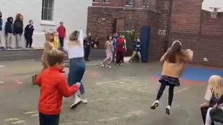 Agárrate, Curry: profesora realiza un lanzamiento de aro a aro y la reacción de sus alumnos es viral [VIDEO]