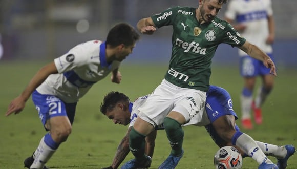 U. Católica enfrentó a Palmeiras por la ida de los octavos de final de la Copa Libertadores 2021. (Foto: AFP)