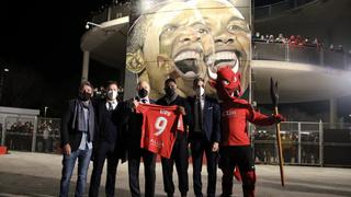 Emotivo momento: Eto’o inauguró un mural en homenaje suyo antes del Barça-Mallorca [VIDEO]