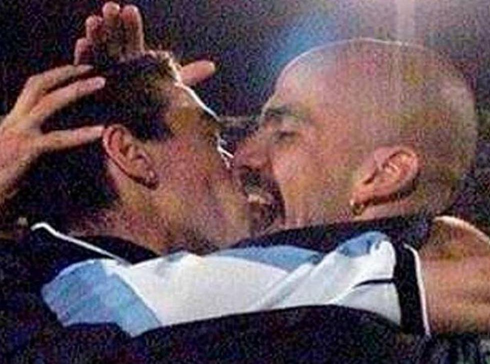 La 'Brujita' Verón y el 'Kily' González no pudieron evitar darse un beso luego de un partido con la selección de Argentina.