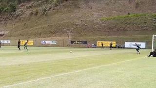 Trabaja en silencio pero sorprende: el gol de Alexander Lecaros en los entrenamientos de Botafogo