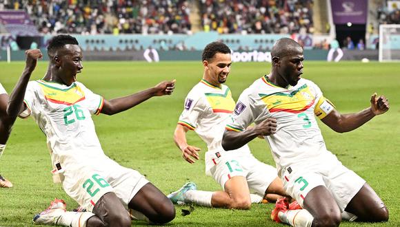 Kalidou Kuolibaly le dio el triunfo y la clasificación a Senegal a octavos de final. (Foto: AFP)