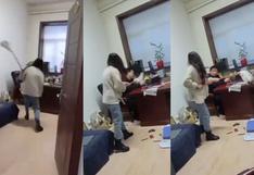 El video viral de una oficial golpeando a su jefe con un trapeador por acosarla en el trabajo