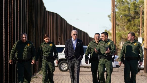 El presidente Joe Biden habla con agentes de la Patrulla Fronteriza por un tramo de la frontera entre EE. UU. y México en El Paso, Texas (Foto: AFP)