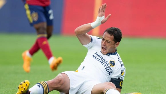 Chicharito Hernández sufrió una aparatosa lesión en una de sus rodillas. (Foto: Getty Images)