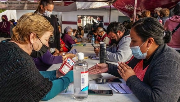 La inmunización de miles de ciudadanos es parte de la tarea en la lucha por el coronavirus del Gobierno de Andrés Manuel López Obrador que busca también colocar la dosis de refuerzo. (EFE)