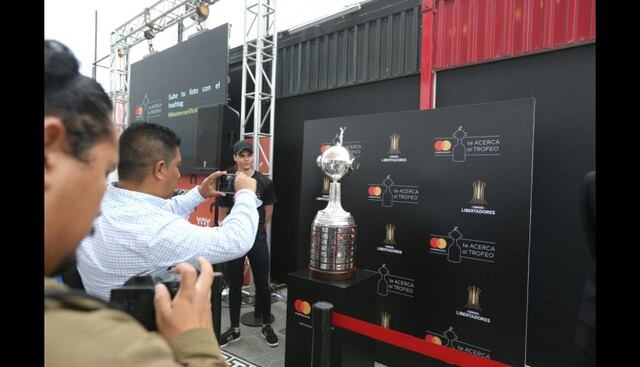 Así luce en Lima el trofeo de la Copa Libertadores. (Foto: Violeta Ayasta / GEC)