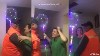 Mujer llora de emoción cuando su esposo le regala un globo de luces que había querido desde hace mucho tiempo