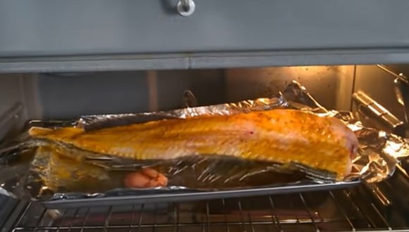 Un pescado fue captado ‘saltando’ dentro de un horno mientras es cocinado. (Foto: Naser Par / YouTube)