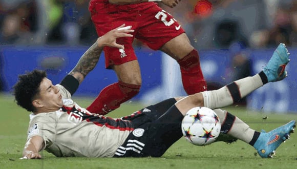 Jorge Sánchez tuvo una dividida con Luiz Díaz del Liverpool y se sintió. (Foto: Reuters).