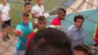 Gabriel Costa les tiró agua y Carlos Lobatón se enfrentó a la hinchada de Sporting Cristal (VIDEO)