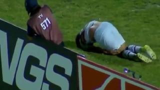 Celebró su gol emocionado y saltó valla, pero cayó estrepitosamente y se lesionó [VIDEO]
