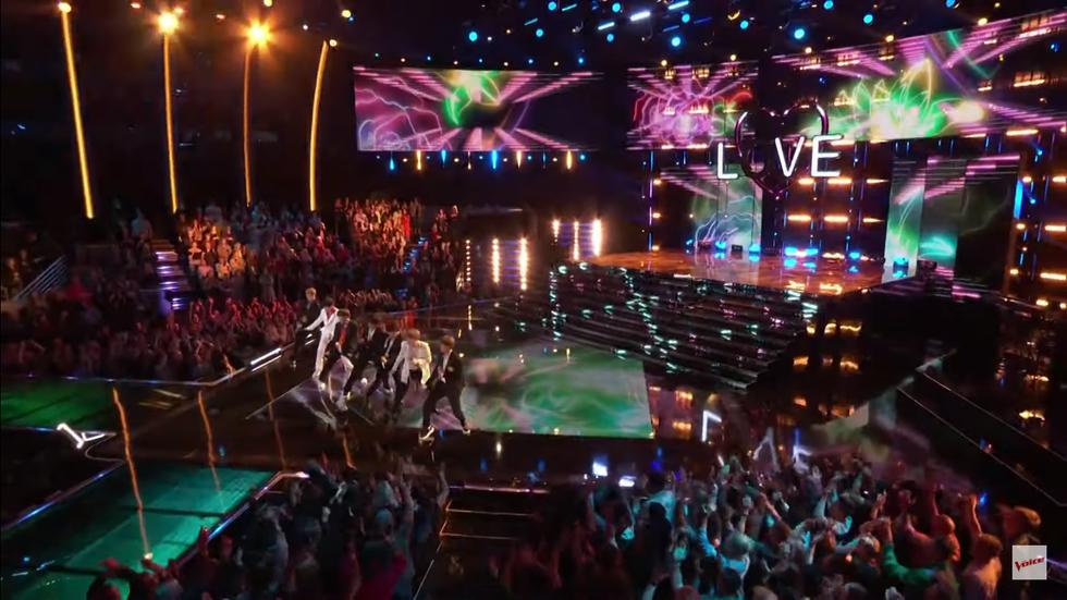 BTS interpreta “Boy With Luv” en “The Voice” (Foto: Captura de pantalla)