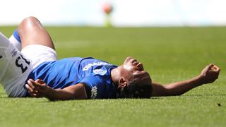Yerry Mina preocupa luego de salir lesionado ante el Wolverhampton