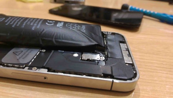 Seguir utilizando un celular con una batería inflada podría ser un peligro para tu vida (Foto: GEC)