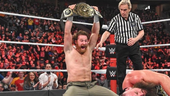 El luchador celebrando su victoria en Elimination Chamber 2020. (Foto: WWE)