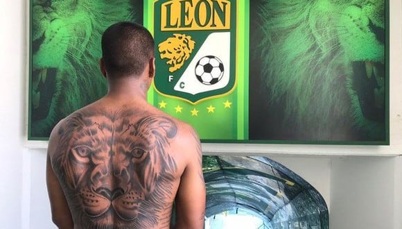 Aquino muestra su nuevo tatuaje frente al escudo del Club León, con el que está a punto de arrancar una tercera temporada. (Foto: Club León)
