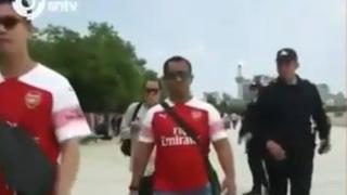 Previo al partido con Chelsea: policía interviene a hinchas del Arsenal con camisetas de Mkhitaryan [VIDEO]