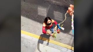 El último romántico: intenta enamorar a su vecina con flores y final dio la vuelta al mundo [VIDEO]