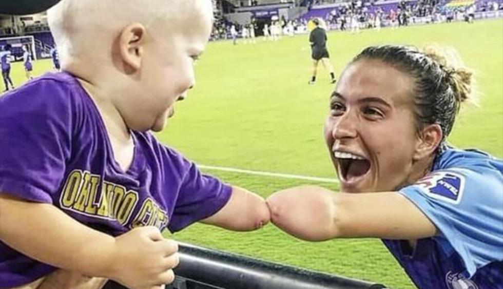 El conmovedor saludo entre un niño sin antebrazo y una futbolista con la misma discapacidad. (Becky Burleigh | Twitter)