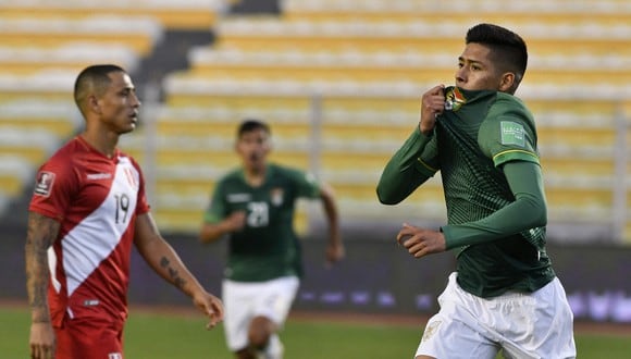 Ramiro Vaca y su esperanza de quedarse con los tres puntos en el choque contra Perú en Lima. (Foto: Agencias)