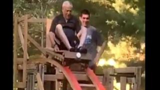 ¡Le cumplió su sueño! Joven construyó una montaña rusa para su abuelo en el patio de la casa [VIDEO]