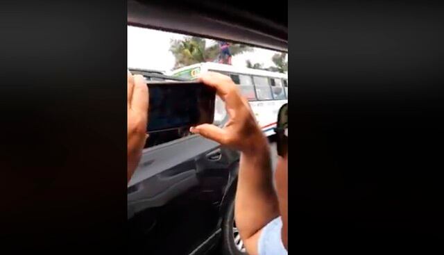 Una persona se disfrazó de 'Spider-Man' y comenzó a saltar encima de los carros en la avenida La Marina. | Facebook