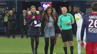 Gajes del oficio: árbitro aprovechó para saludar a una modelo antes de un partido por la Ligue 1