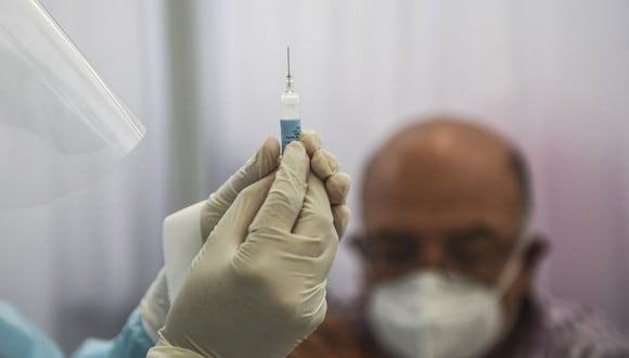 Los adultos mayores fueron incluidos en la primera etapa de vacunación contra el COVID-19 (Foto: Ernesto Benavides / AFP)