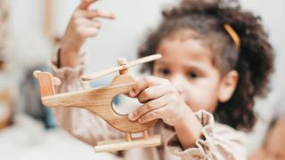 Tarda varias horas quitando los juguetes que su hija se había enredado en el cabello 