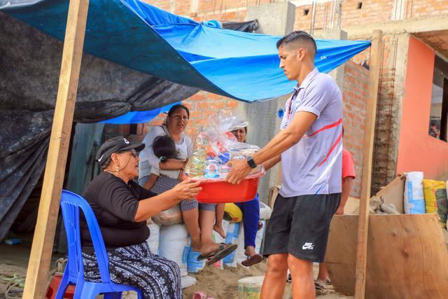 Carlos A. Mannucci apoyó con víveres a familias que fueron afectadas por las fuertes lluvias. (Foto: Carlos A. Mannucci)