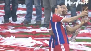 Claudio Pizarro, protagonista: Bayern recordó sus mejores baños de cerveza como campeón [FOTOS]