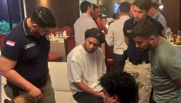 Ronaldinho en el preciso momento en el que fue detenido en Paraguay. (Foto: Twitter)