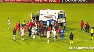 Daniel Morales dejó el campo en ambulancia tras fuerte choque con Ray Sandoval [VIDEO]