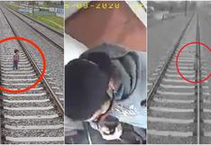 La reacción es viral: conductor rescata a bebé de morir arrollado que caminaba por las vías del tren
