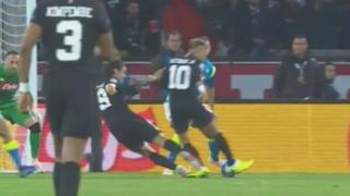De casualidad: Cavani pateó a Neymar por querer meter gol en el PSG vs. Napoli [VIDEO]