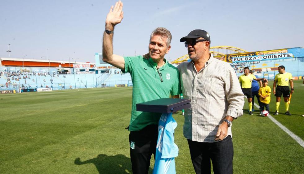 Paulo Autouri fue homenajeado por Sporting Cristal. (Lino Chipana)
