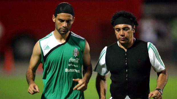 'Rafa' Márquez y Hugo Sánchez en un entrenamiento de México. (Mexsports)