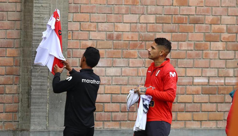 Paolo Guerrero firmando camisetas en la Videna. (Daniel Apuy/GEC)