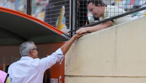 Gregorio Pérez y su gran gesto con un hincha crema. (Foto: Prensa 'U')