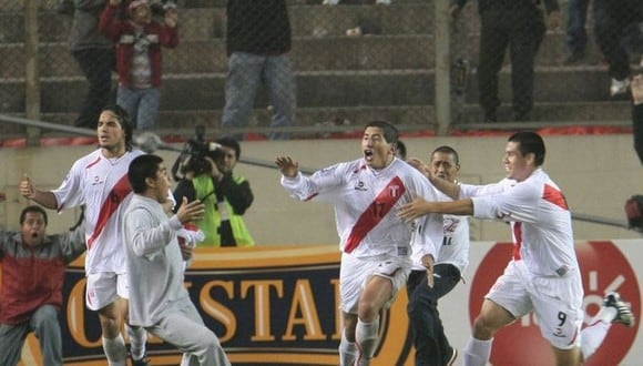 Postal de un momento de gloria. Vargas acompaña en la foto a un Fano que explota de emoción con su gol a Argentina. (Foto: GEC)