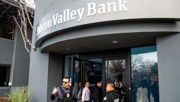 Los guardias de seguridad y los representantes de la FDIC abren una sucursal de Silicon Valley Bank (SVB) para los clientes en la sede de SVB en Santa Clara, California, el 13 de marzo de 2023 (Foto: Noah Berger / AFP)