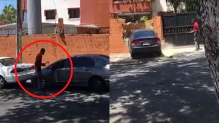 Discusión entre conductores acaba en una pelea a martillazos y un auto derribando una pared