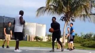 Michael Jordan humilla a adolescentes es un partido de baloncesto callejero y video es viral 