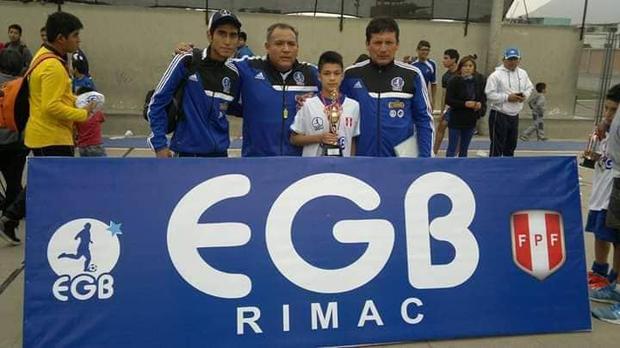 Kenji Cabrera siendo galardando en uno de los tantos torneos que disputó en EGB Rímac. (Foto: Difusión)