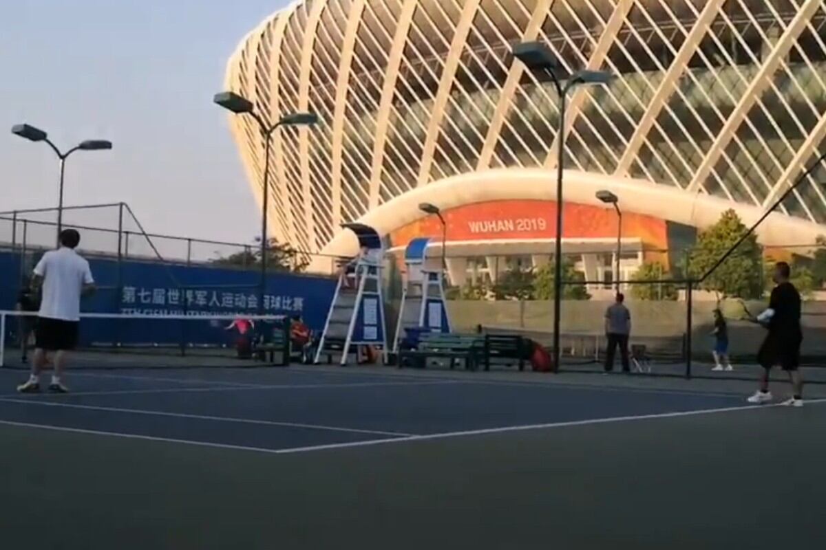 Dos personas jugando tenis en Wuhan. (Foto: Twitter)