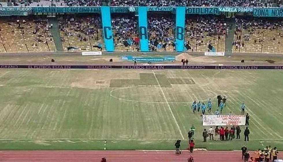 Así se jugó el partido entre Vélez y Belgrano. El centro de campo tuvo arena como parte del proceso de recuperación. Estado deplorable.